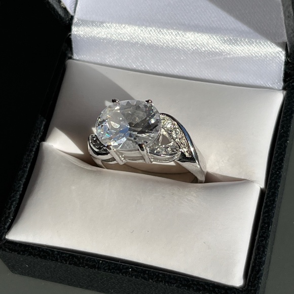 Sparkly cocktail ring, silver tone and cubic, size 9. - Picture 3 of 16